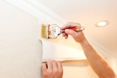 Pose de papier peint à Montferrat — revêtements muraux et toiles de verre